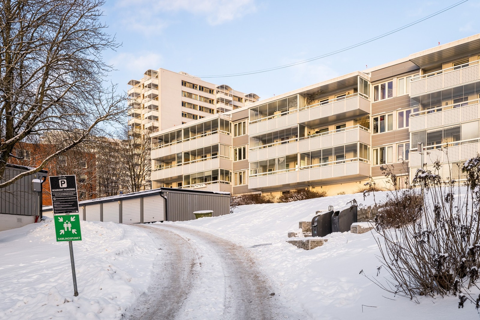 Beliggenheten er utmerket med kort vei til både bylivet og marka. Galleribilde