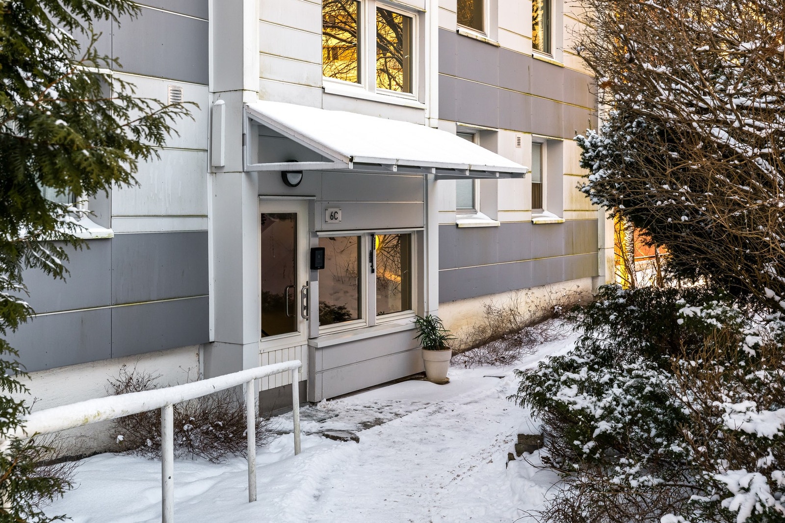 Frodig fellesområde med lekestativer, benker og flotte trær - meget skjermet Galleribilde