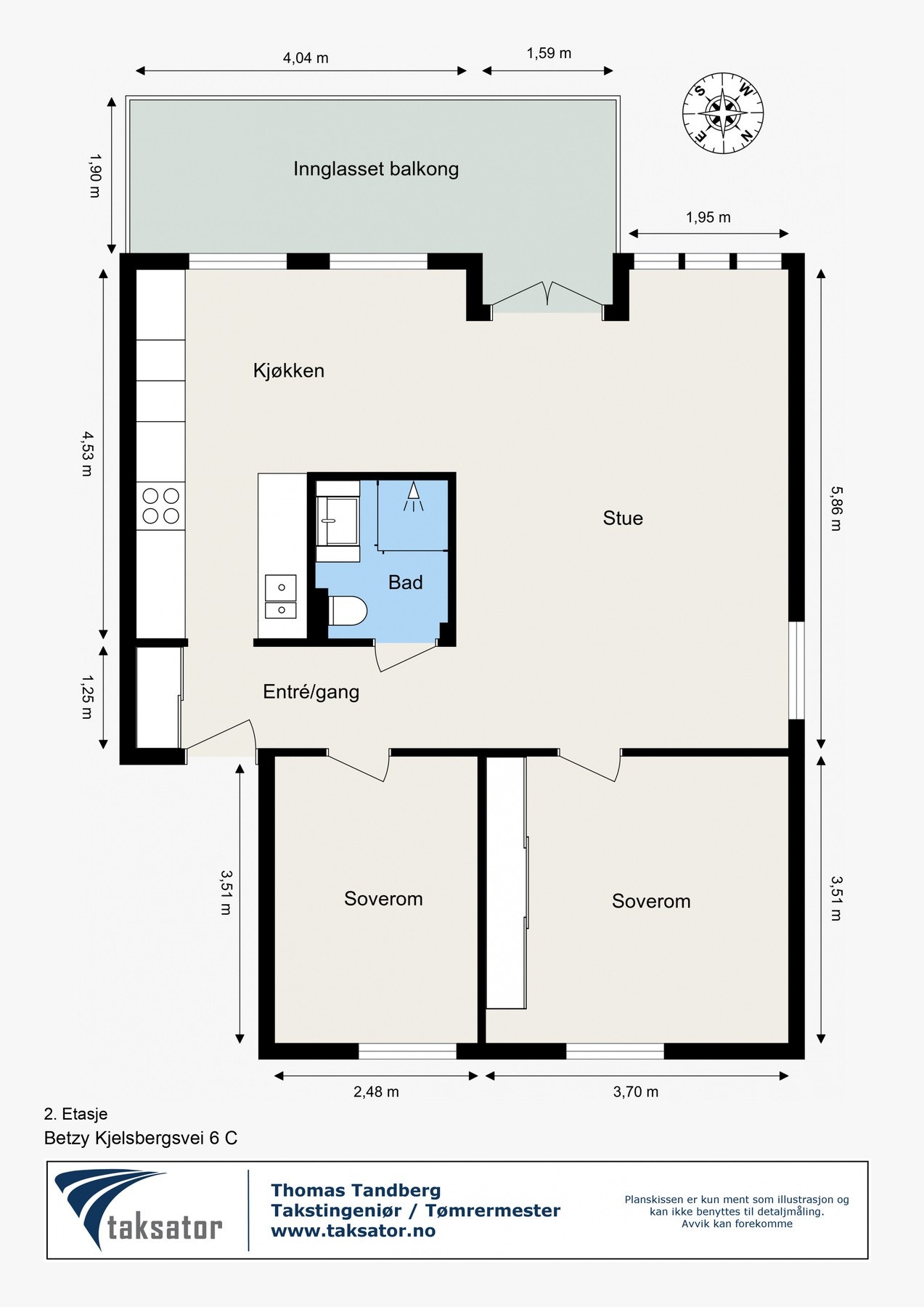 Innvendig holder boligen er svært pen standard med nye, flotte gulv fra 2022, delikate fargevalg, et moderne kjøkken og flislagt bad. Galleribilde