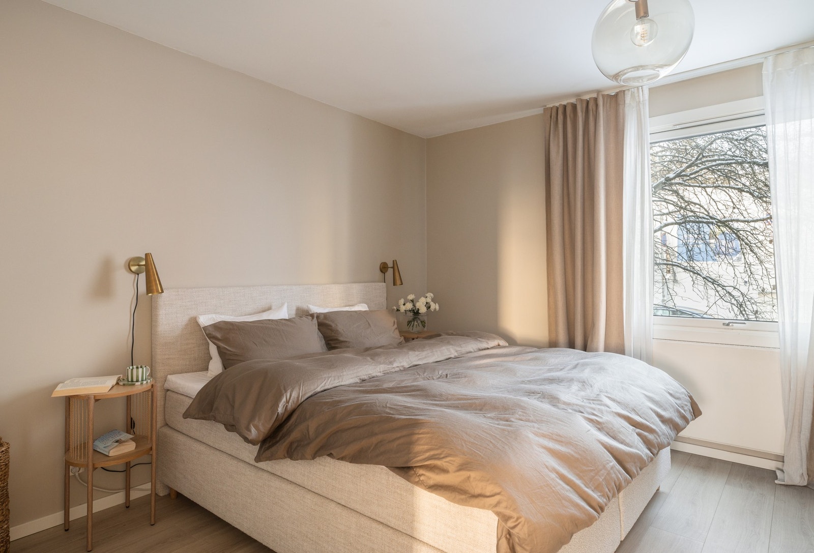 Romslig og innbydende hovedsoverom med god plass til stor dobbeltseng, nattbord og annet ønsket møblement. Galleribilde