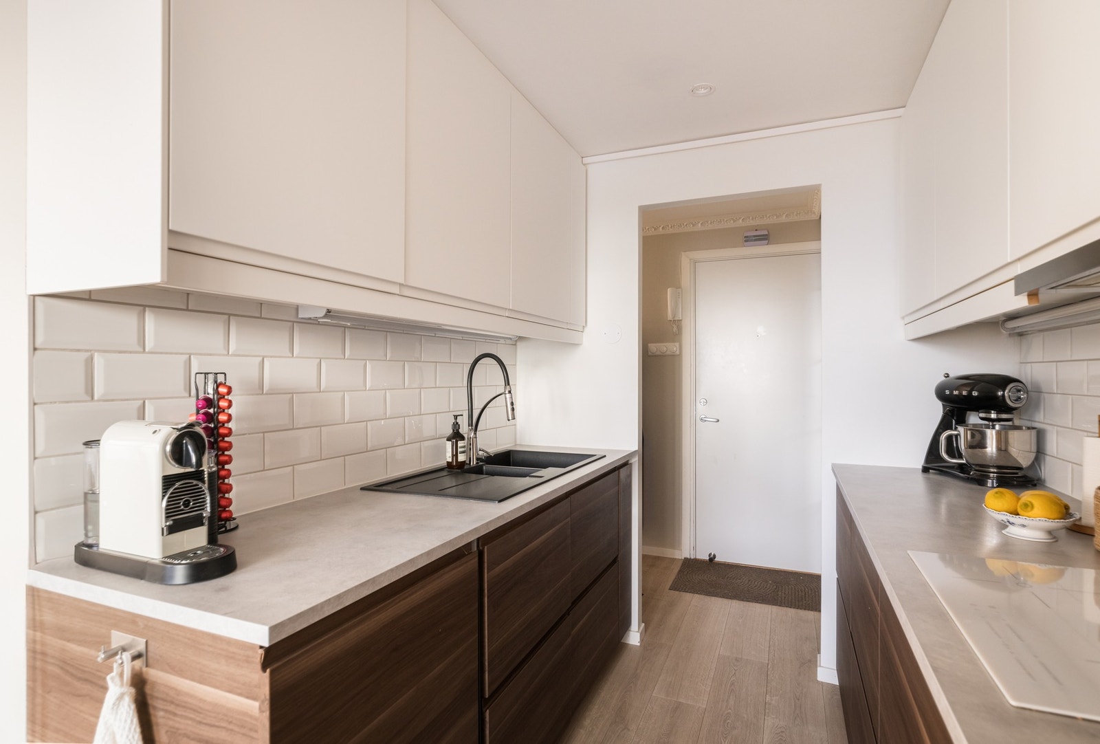 Her har du også opplegg for vaskemaskin i benkeskap - hvor vaskemaskinen medfølger salget. Galleribilde