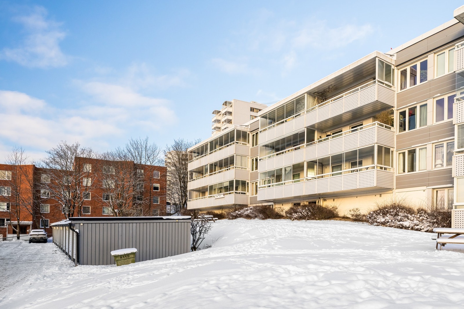 Her bor du i nær tilknytning til skoler, barnehager, offentlig kommunikasjon og gode servicetilbud. Galleribilde