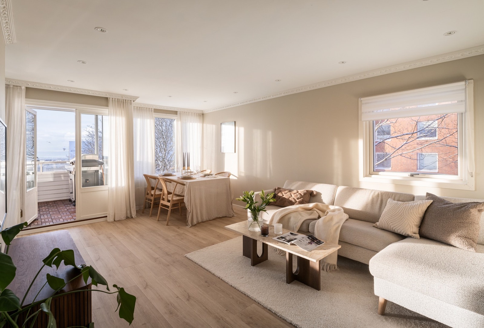 Stor, åpen stue som enkelt lar seg møblere med stueavdeling, spisestue og ønsket møblement. Galleribilde