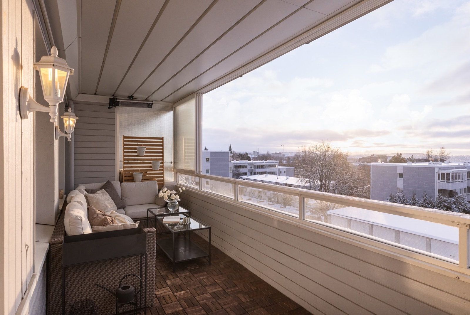 Med sin sydvendte innglassede balkong på ca. 12,6 kvm kan utsikten nytes året rundt Galleribilde