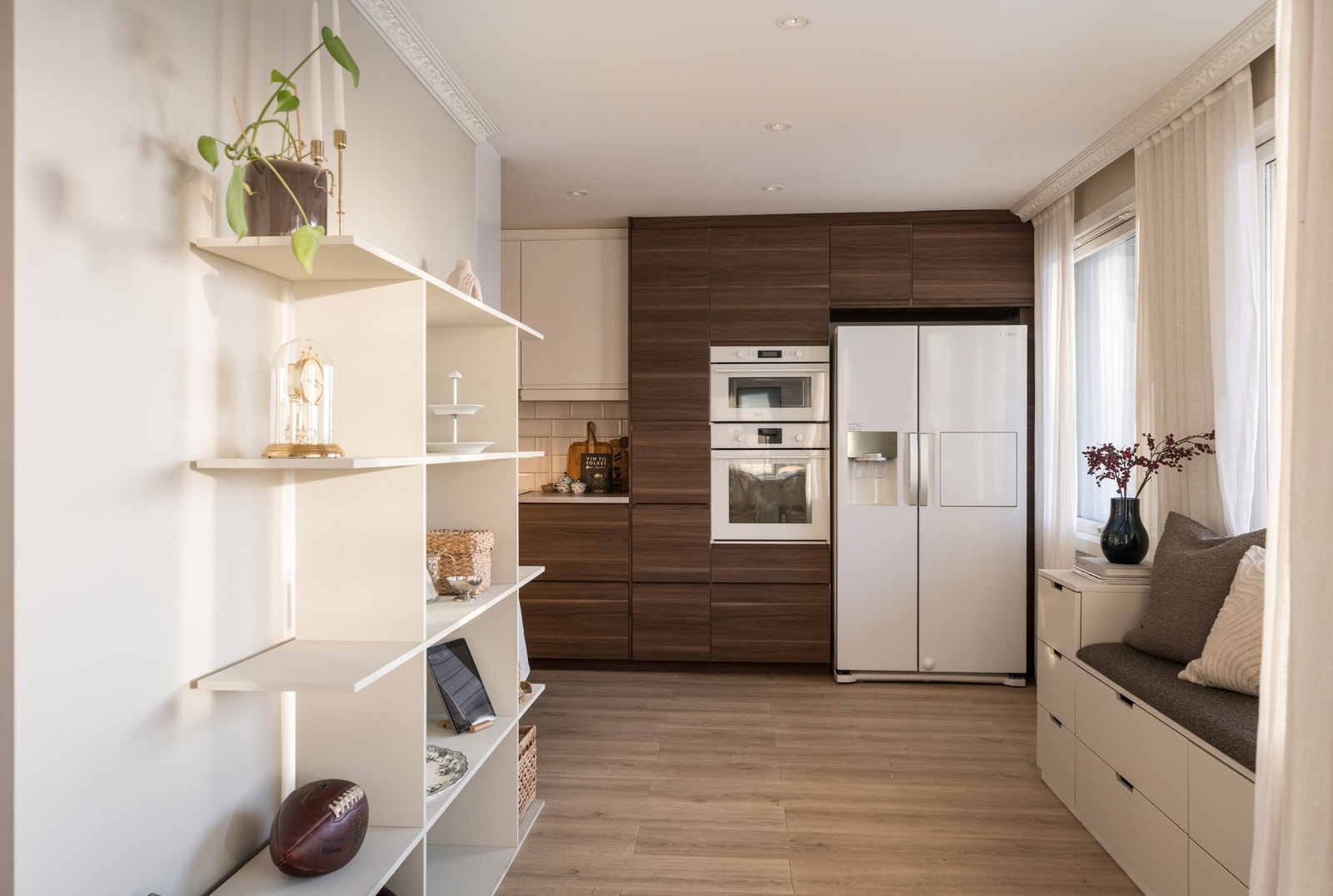 Kjøkkenet ligger i en delvis åpen løsning mot stuen - takhøyinnredningen fra IKEA montert i 2015 Galleribilde