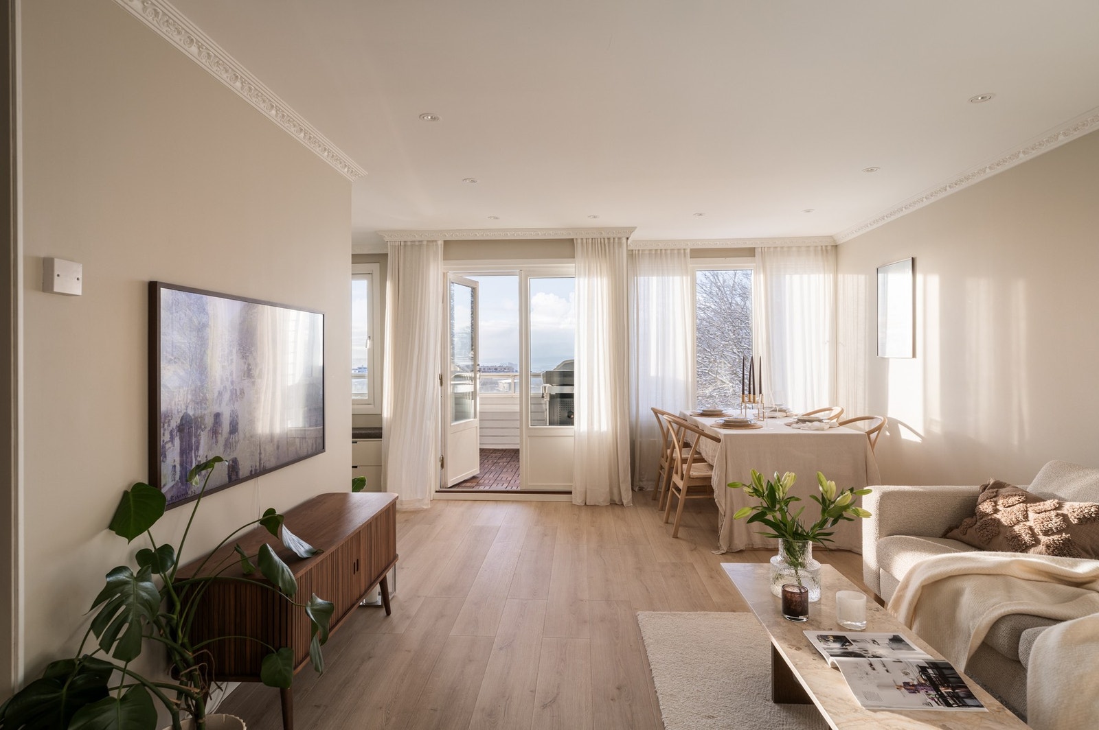 De store vindusflatene slipper inn rikelig med naturlig lys. Galleribilde