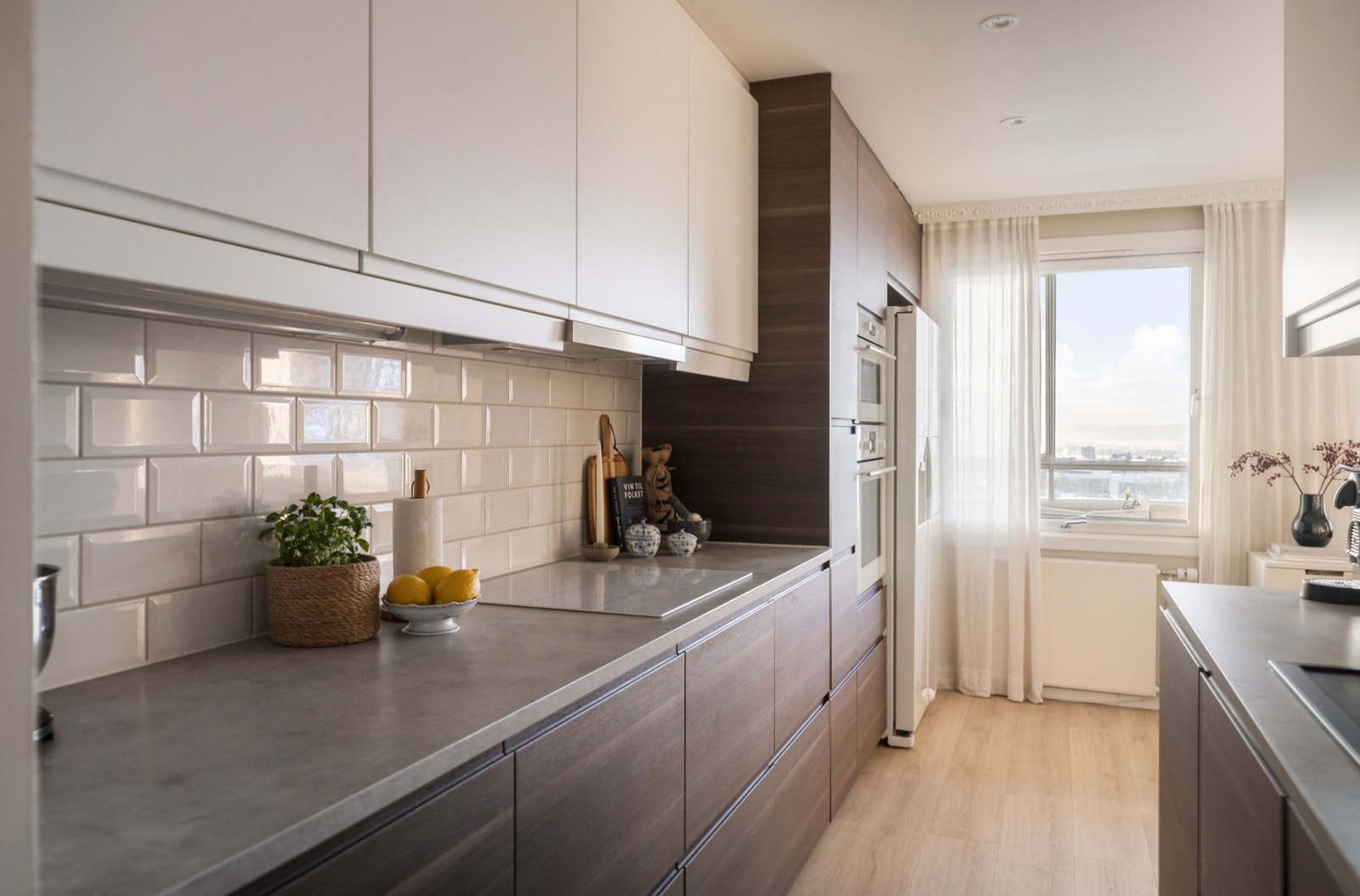 Videre har kjøkkenet integrerte hvitevarer som induksjonsplatetopp, stekeovn, oppvaskmaskin (ny i 2025) og mikrobølgeovn. Galleribilde