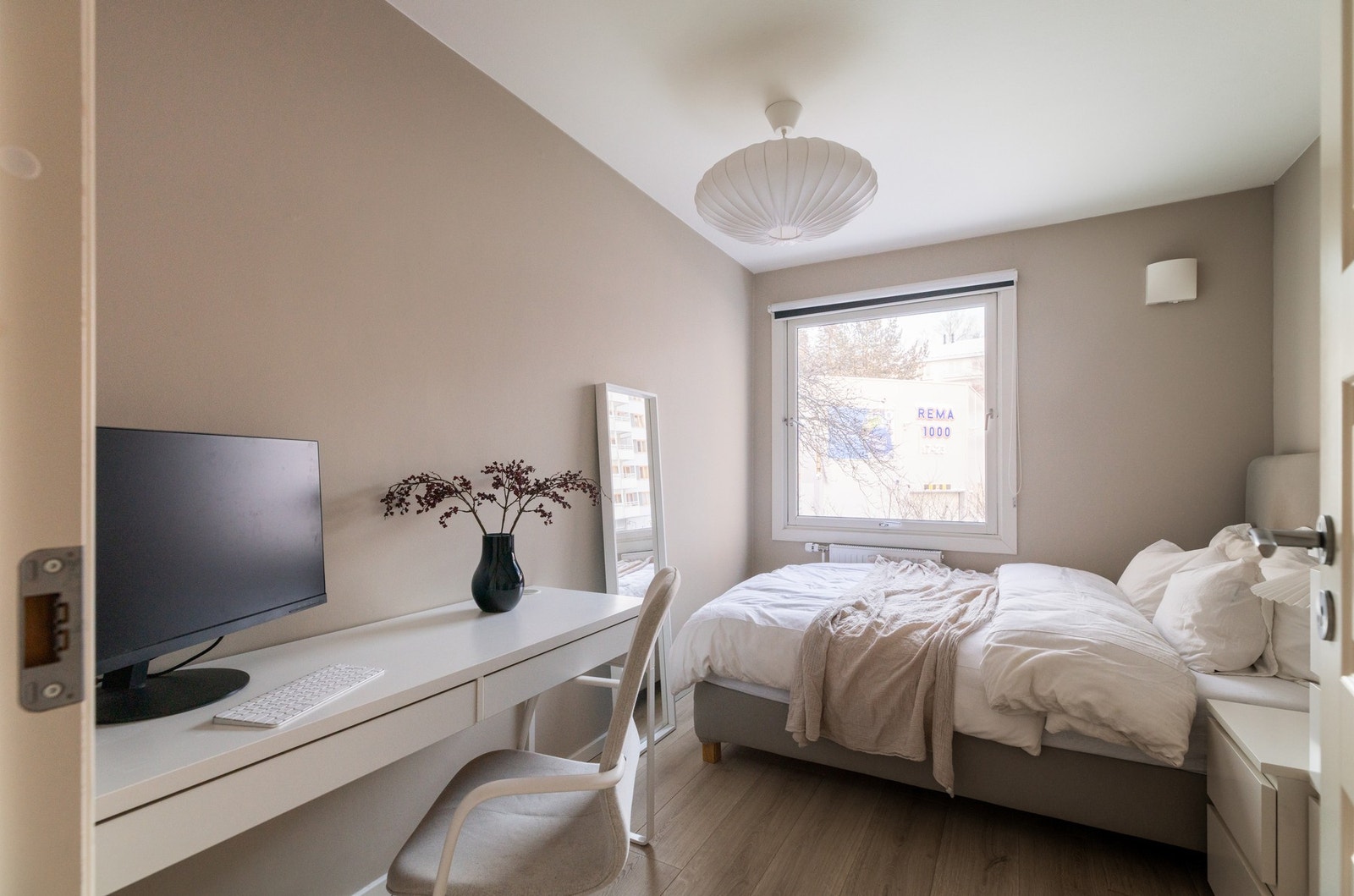 Soverom II er også av god størrelse med plass til dobbeltseng, nattbord og garderobeskap. Galleribilde