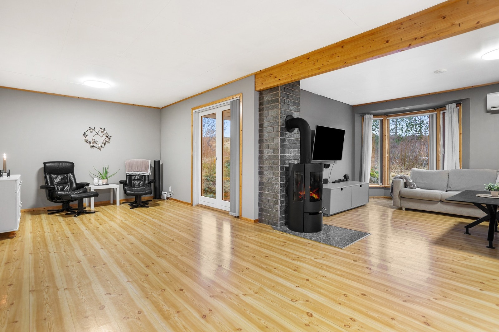 God plass til valgfri møblering. Fra stuen har man enkel adkomst til hagen. Galleribilde