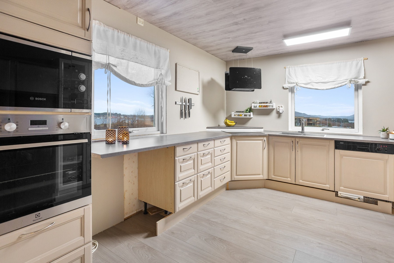 Lyst og romslig kjøkken med mye skap og benkeplass. Galleribilde