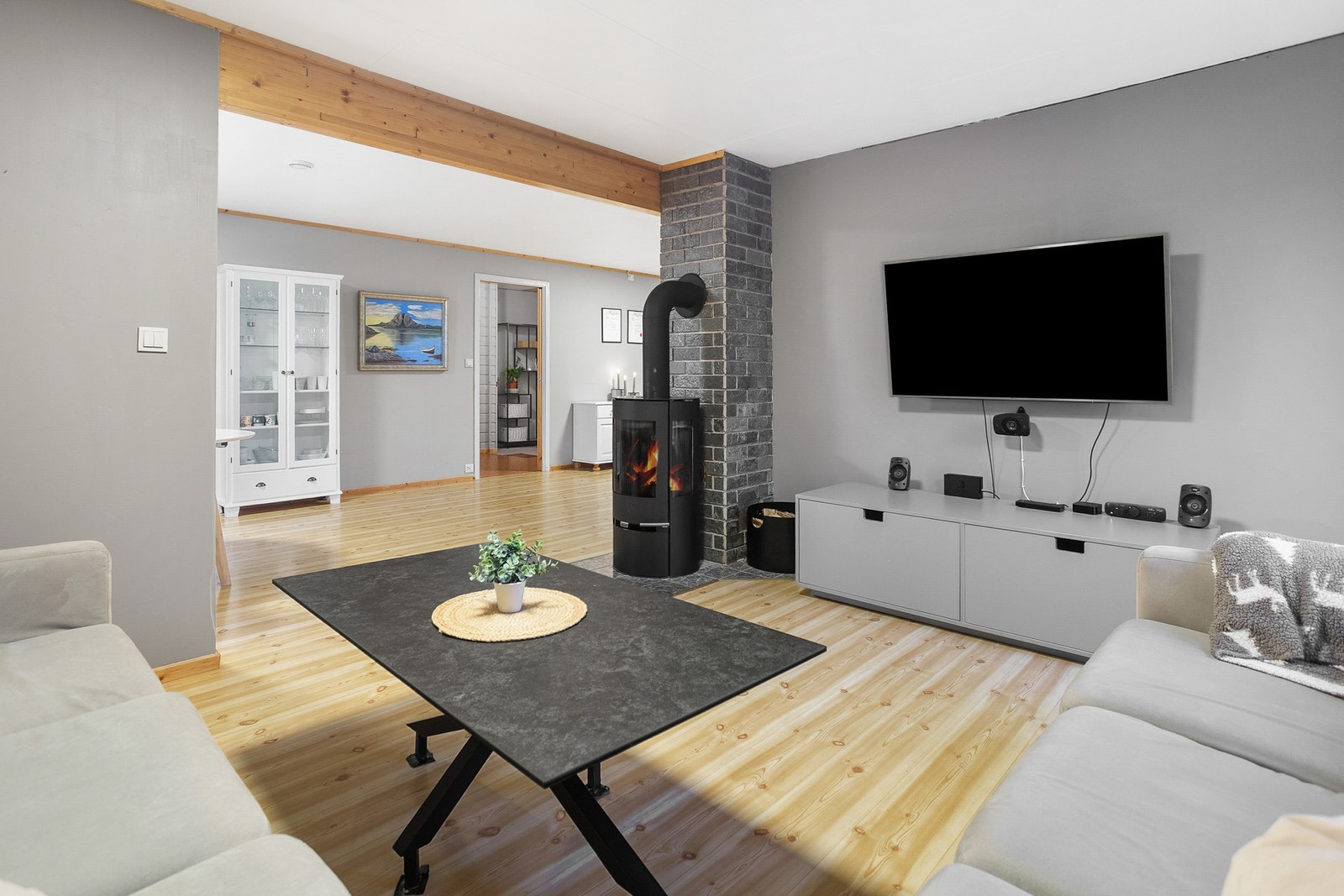 Boligen har en stor stue med vedfyring. Her har man god plass til møblering. Galleribilde