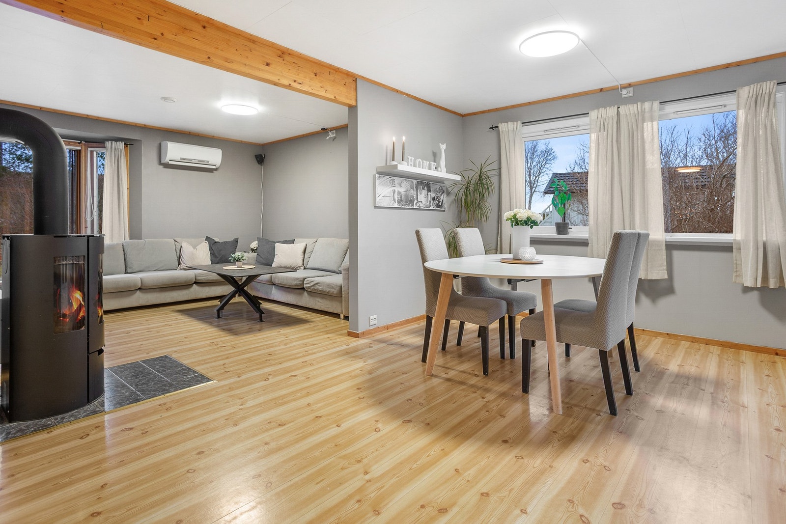 Stuen har luft til luft varmepumpe. Galleribilde