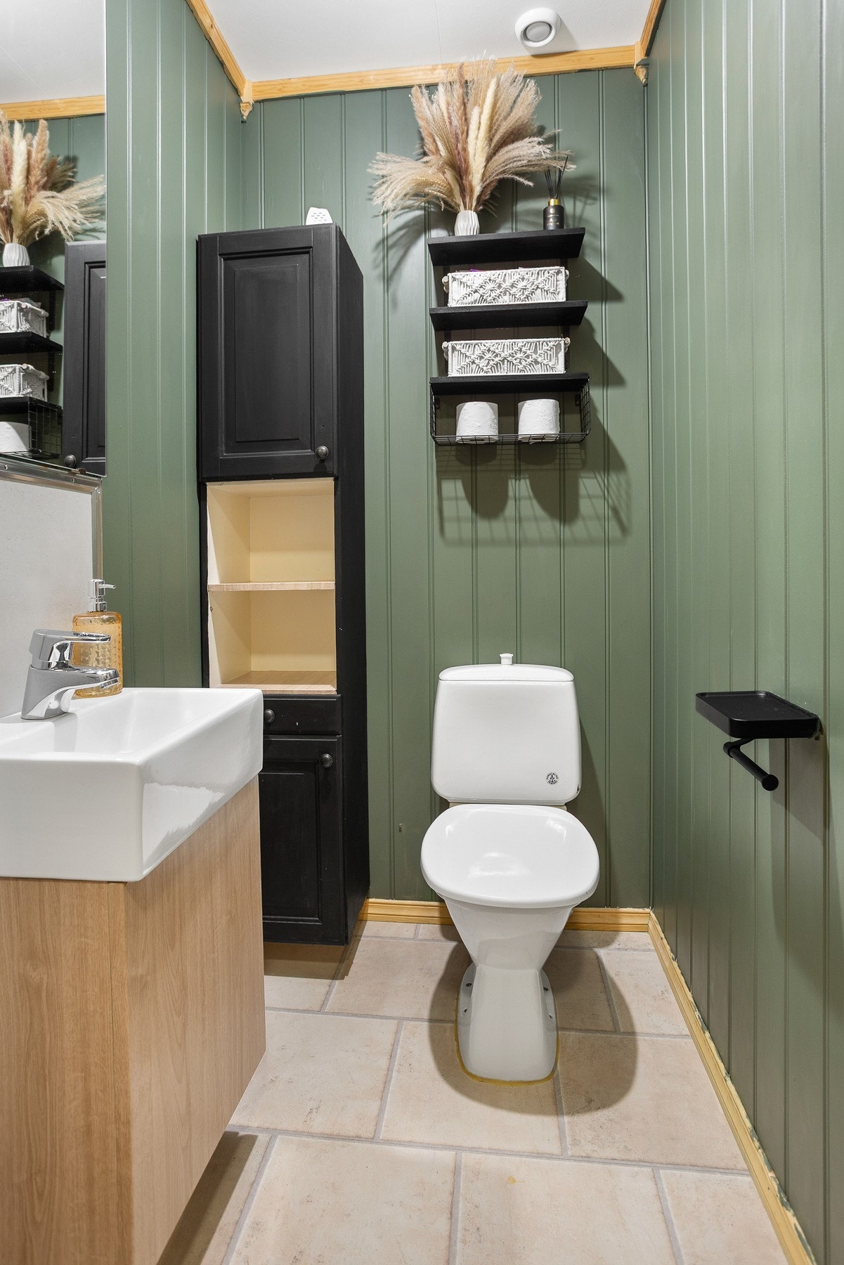 Flislagt toalettrom. Galleribilde