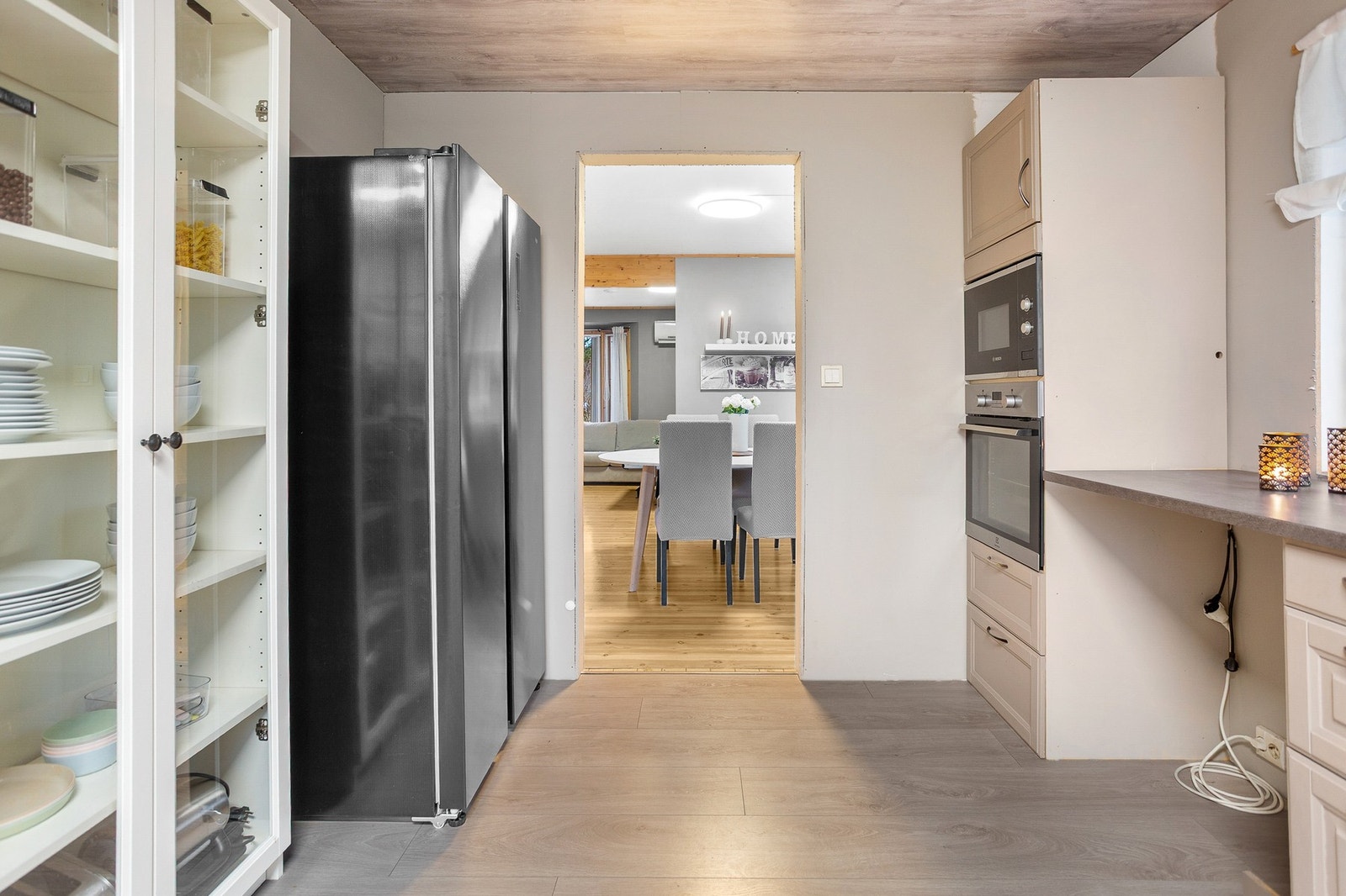 Fra kjøkkenet har man åpen løsning mot stue. Galleribilde