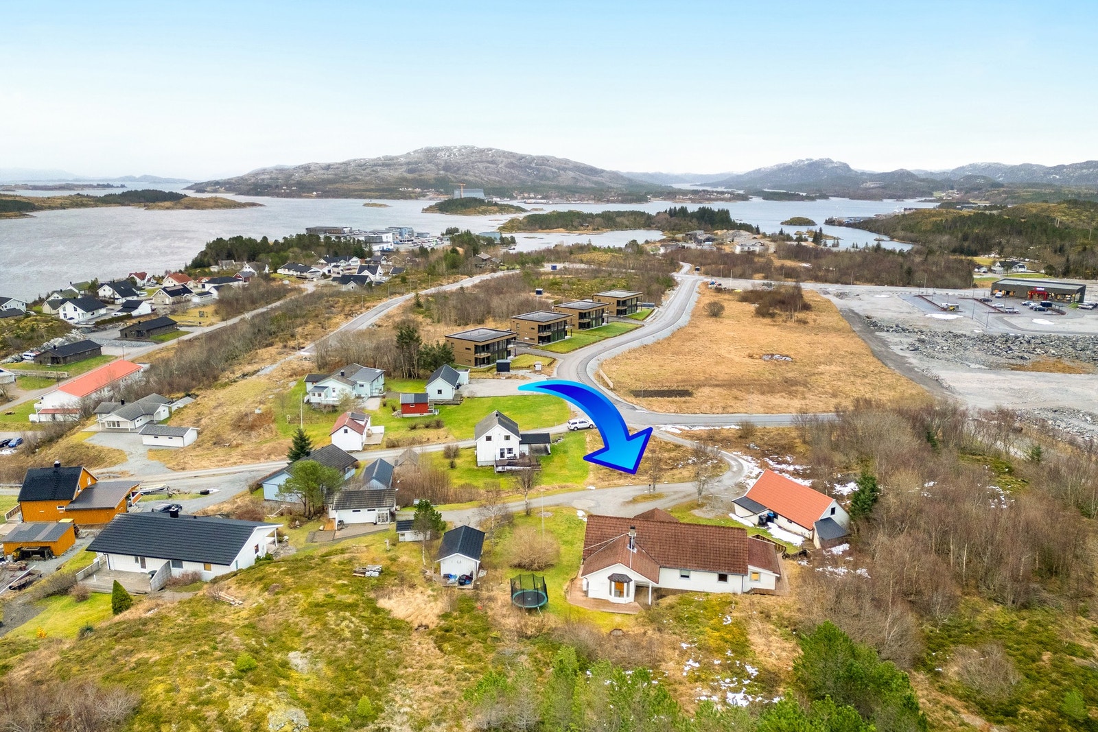 Boligen ligger sentrumsnært med korte avstander til Rørvik og Ottersøy. Velkommen til en hyggelig visning! Galleribilde