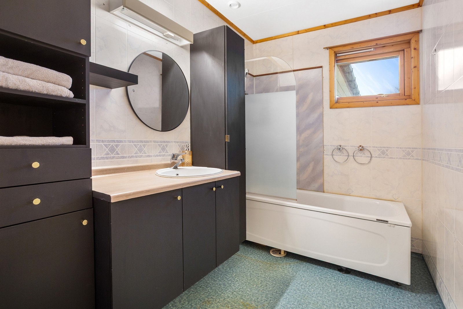 Bad med mye skapplass og badekar. Galleribilde