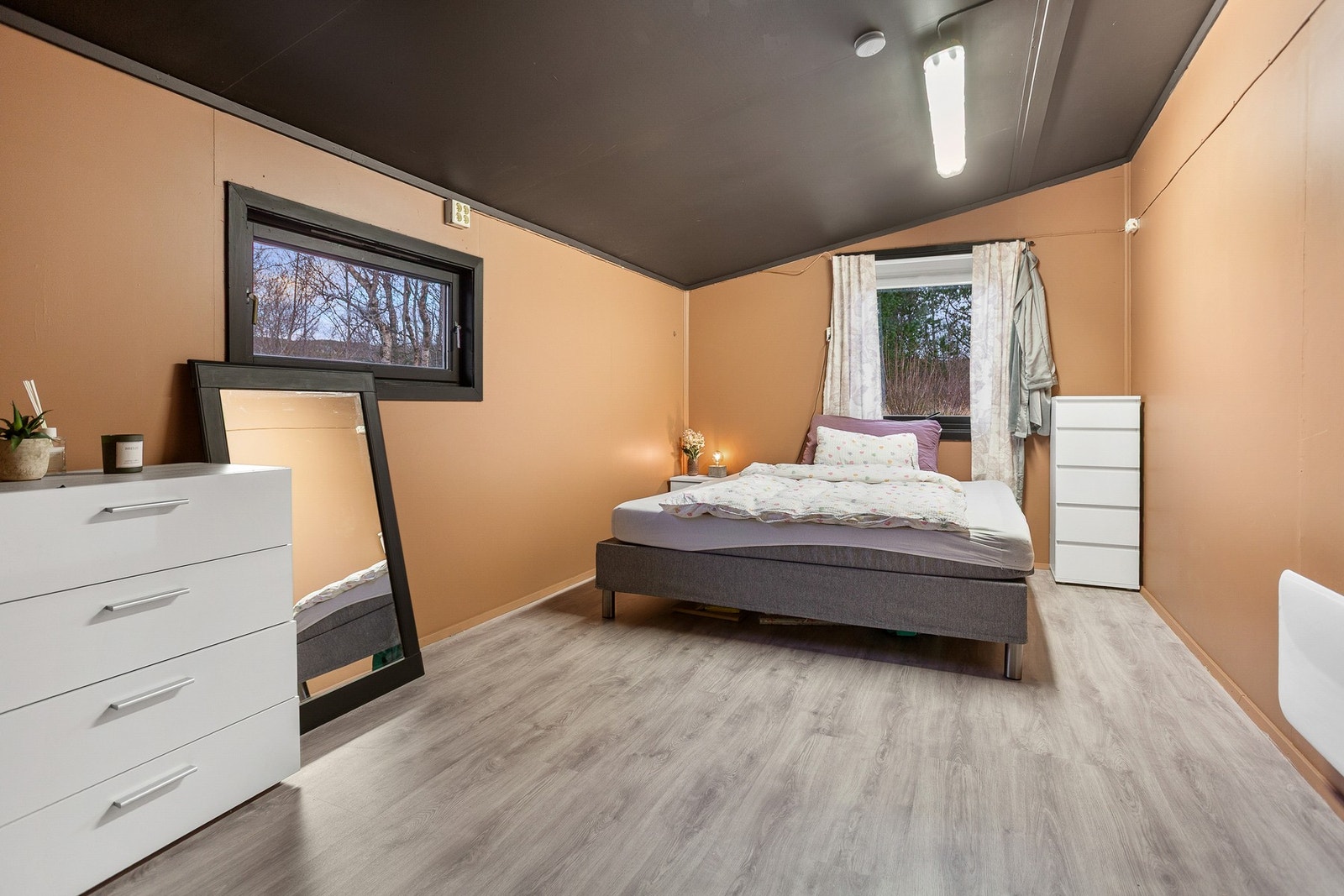 Hovedsoverom med plass til dobbeltseng og garderobeløsning. Galleribilde