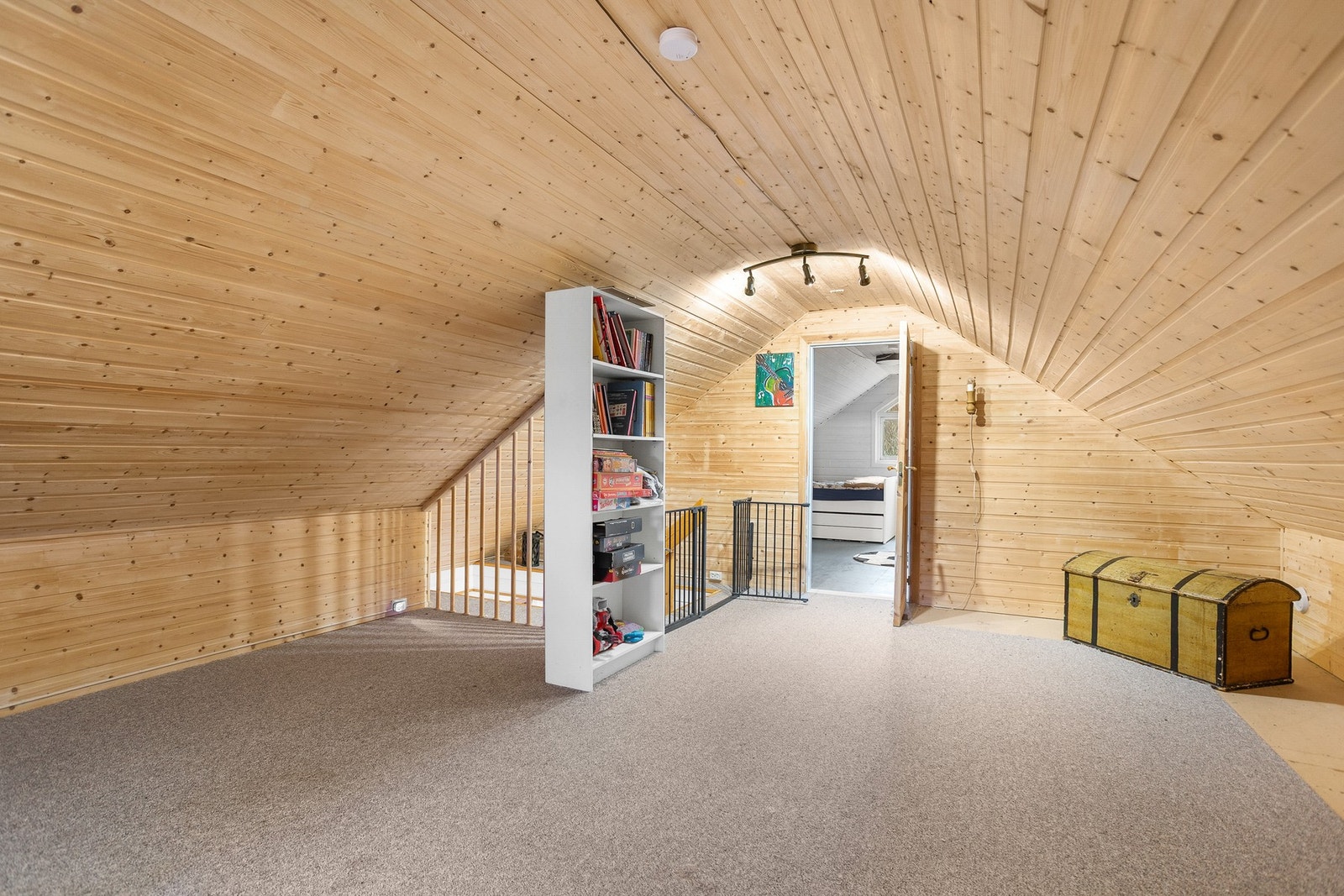 Romslig loftstue. Galleribilde