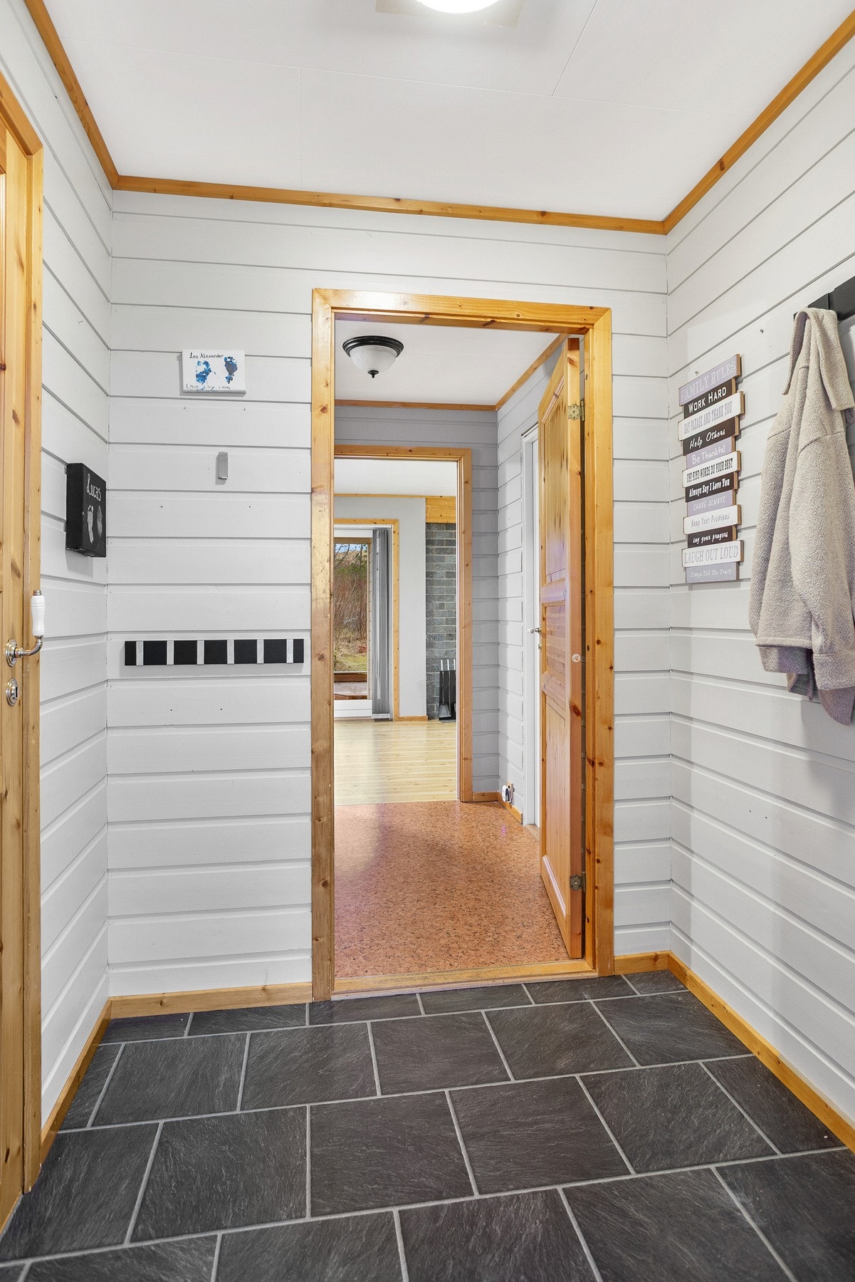 Praktisk gang med plass til oppheng av klær og sko. Galleribilde