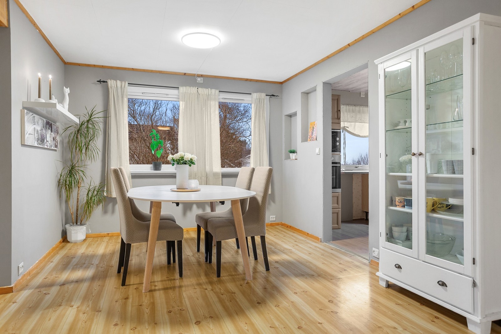 Fra kjøkken har man åpen løsning til stue. Her har man god plass til spisebord/ spisegruppe. Galleribilde