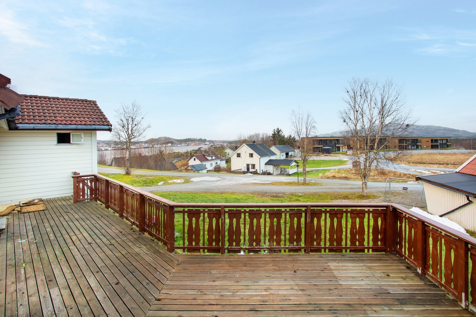 Fra verandaen har man flott utsikt. Galleribilde