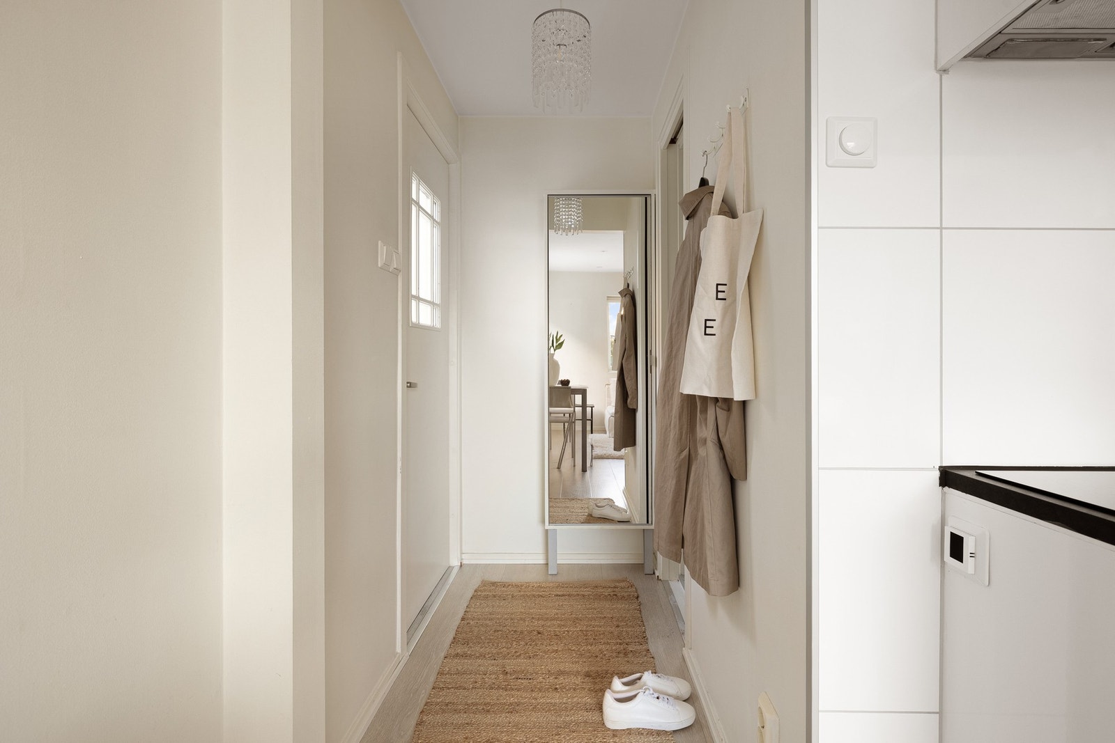 Entréen måles til 1,8 kvm. og har plass til å henge fra seg yttertøy og sko. Galleribilde