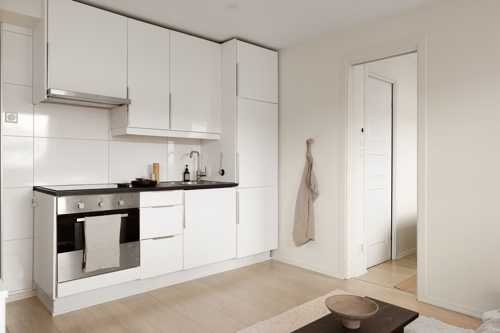 Det er utstyrt med følgende integrerte hvitevarer: Stekeovn, platetopp, ventilator og kjøle- og fryseskap. Galleribilde