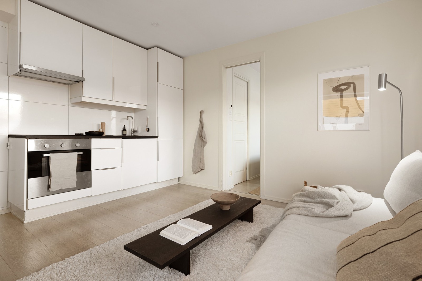 Kjøkkenet har en innredning av slette fronter og benkeplate av laminat. Galleribilde