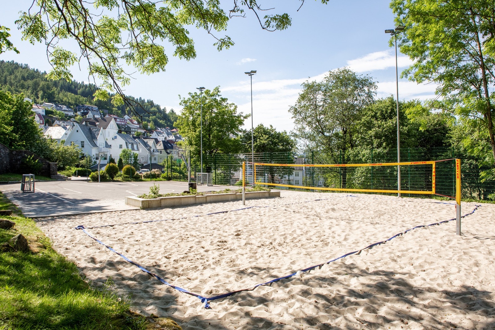 Det er basketballbane og sandvolleyballbane i området. Galleribilde
