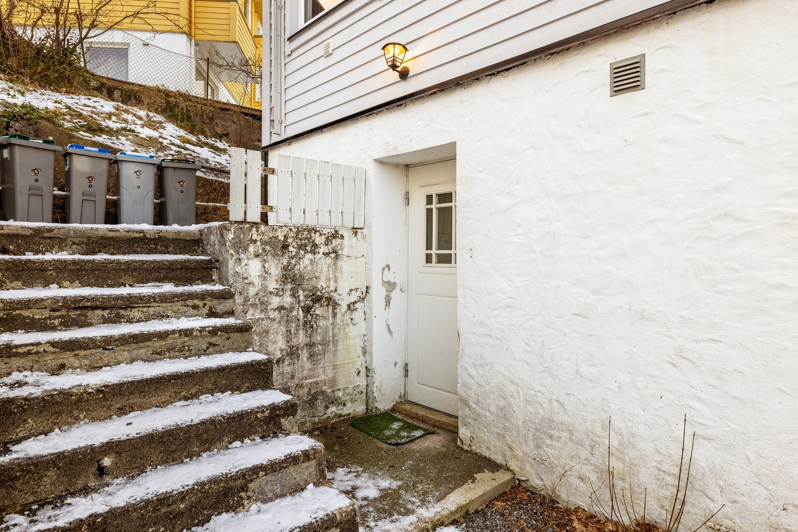 Leiligheten har en ekstern bod i samme etasje, og sameiet en felles vaskekjeller. Galleribilde