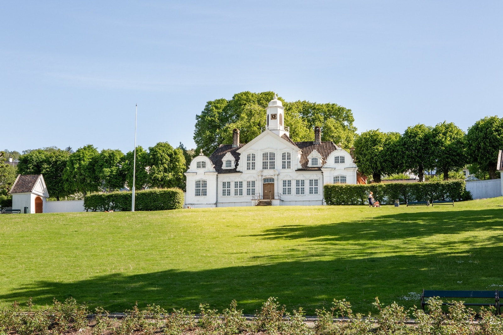 Damsgård Hovedgård ligger en 14 minutters gange unna. Galleribilde