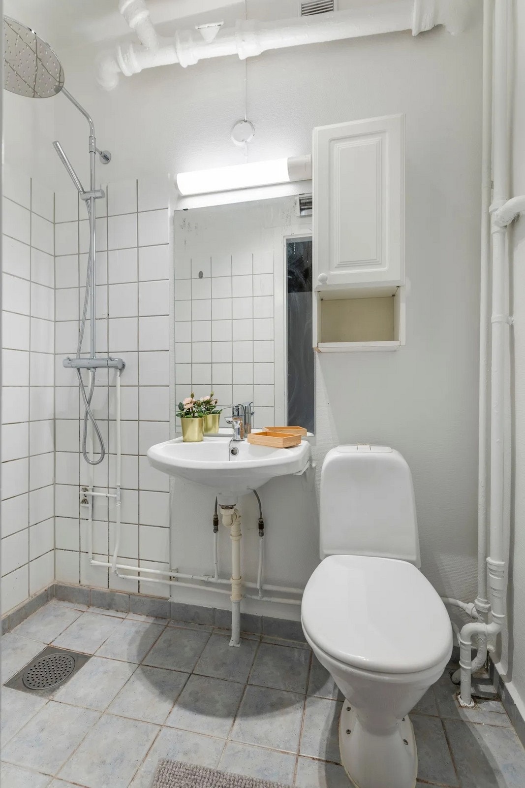 Badet er utstyrt med dusj, servant og toalett. Galleribilde