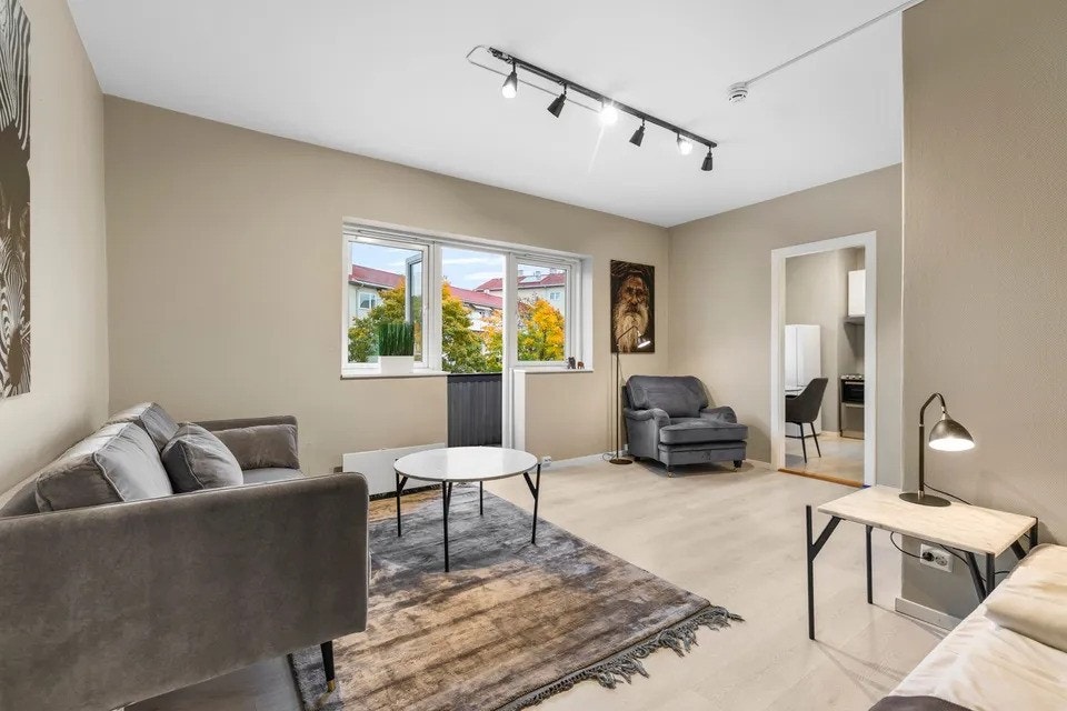 Store vinduer som slipper inn rikelig med lys. Galleribilde