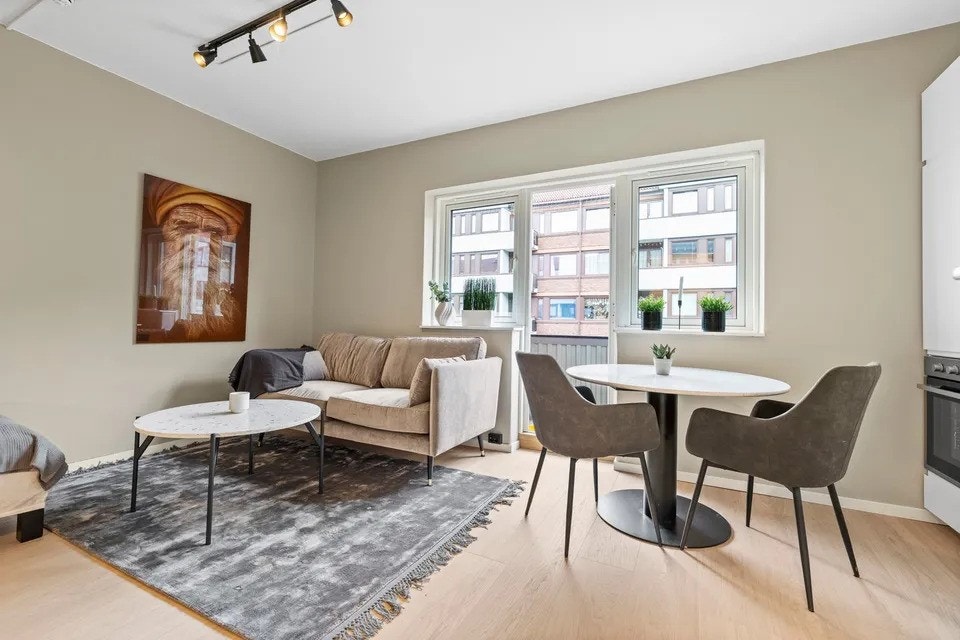 Store vinduer som sørger for naturlig lys. Galleribilde