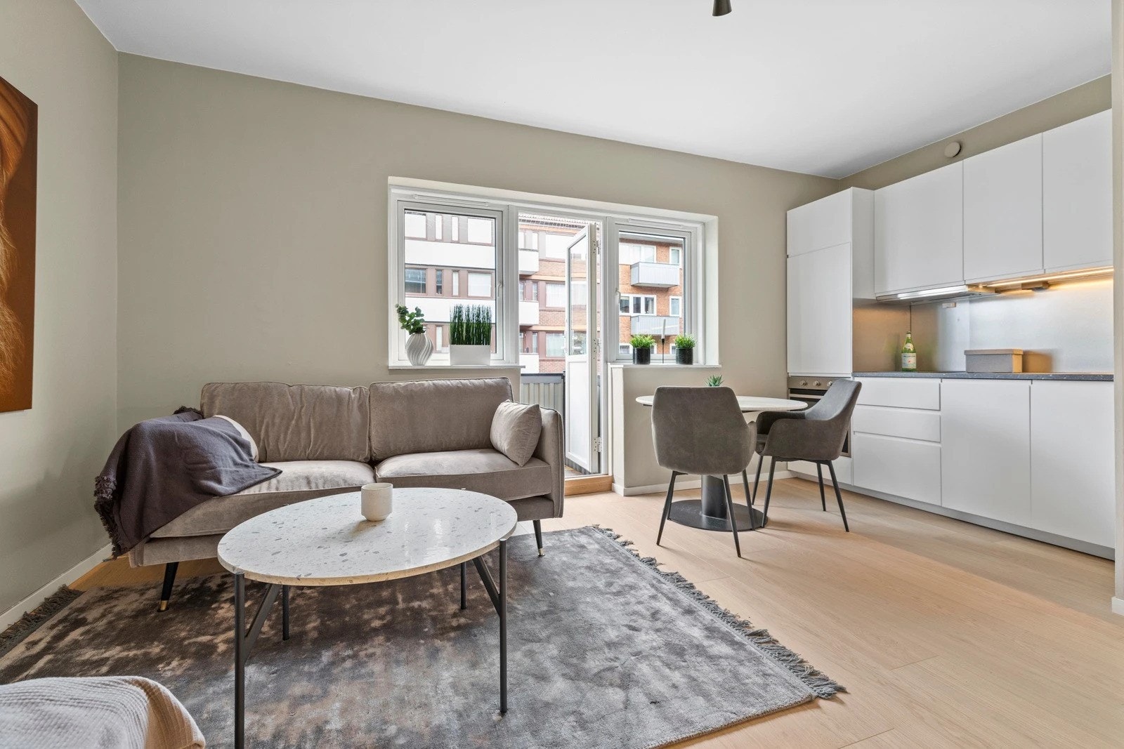 Plass til spisebord og sittegruppe. Galleribilde