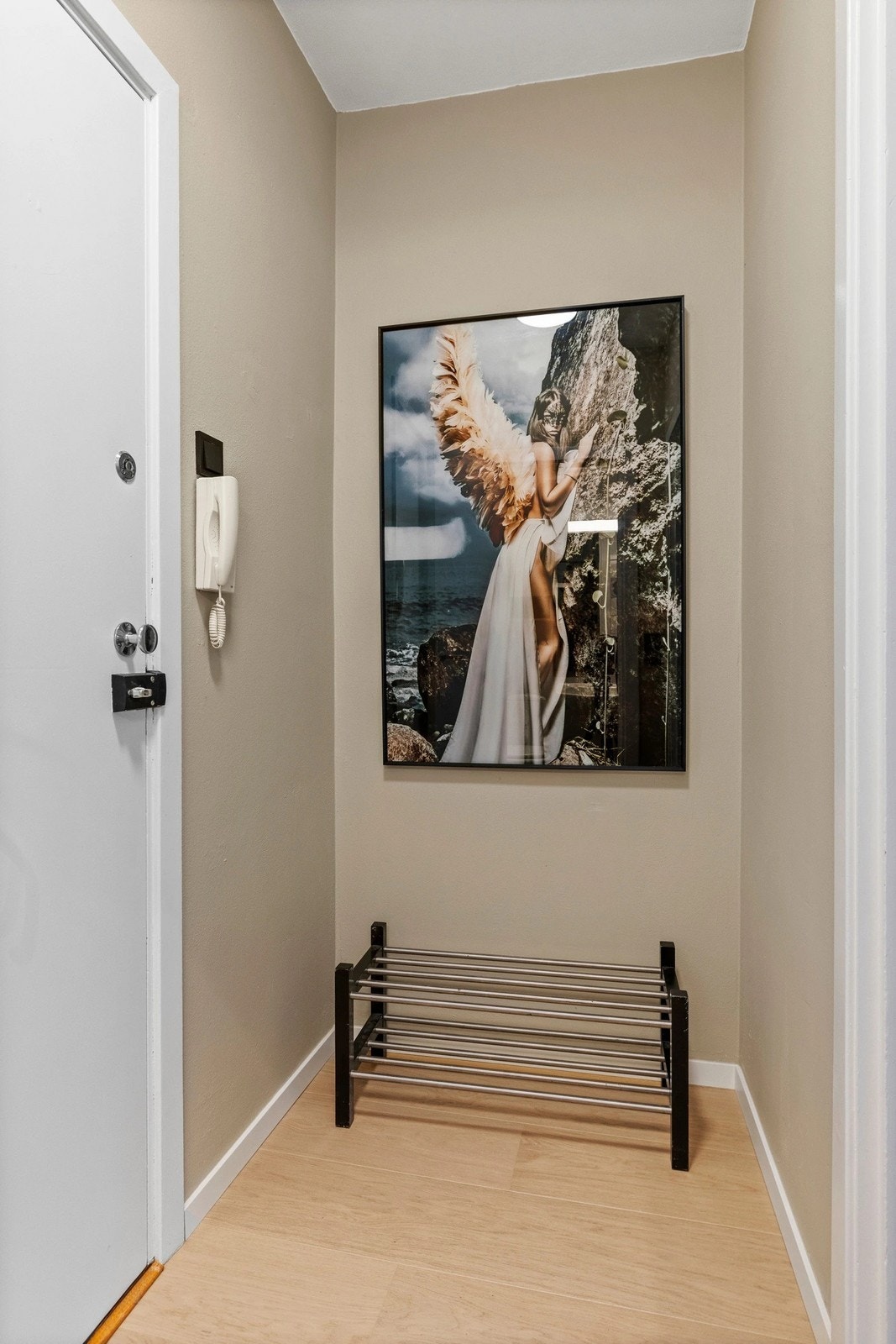 Entre med plass til å henge av seg. Galleribilde