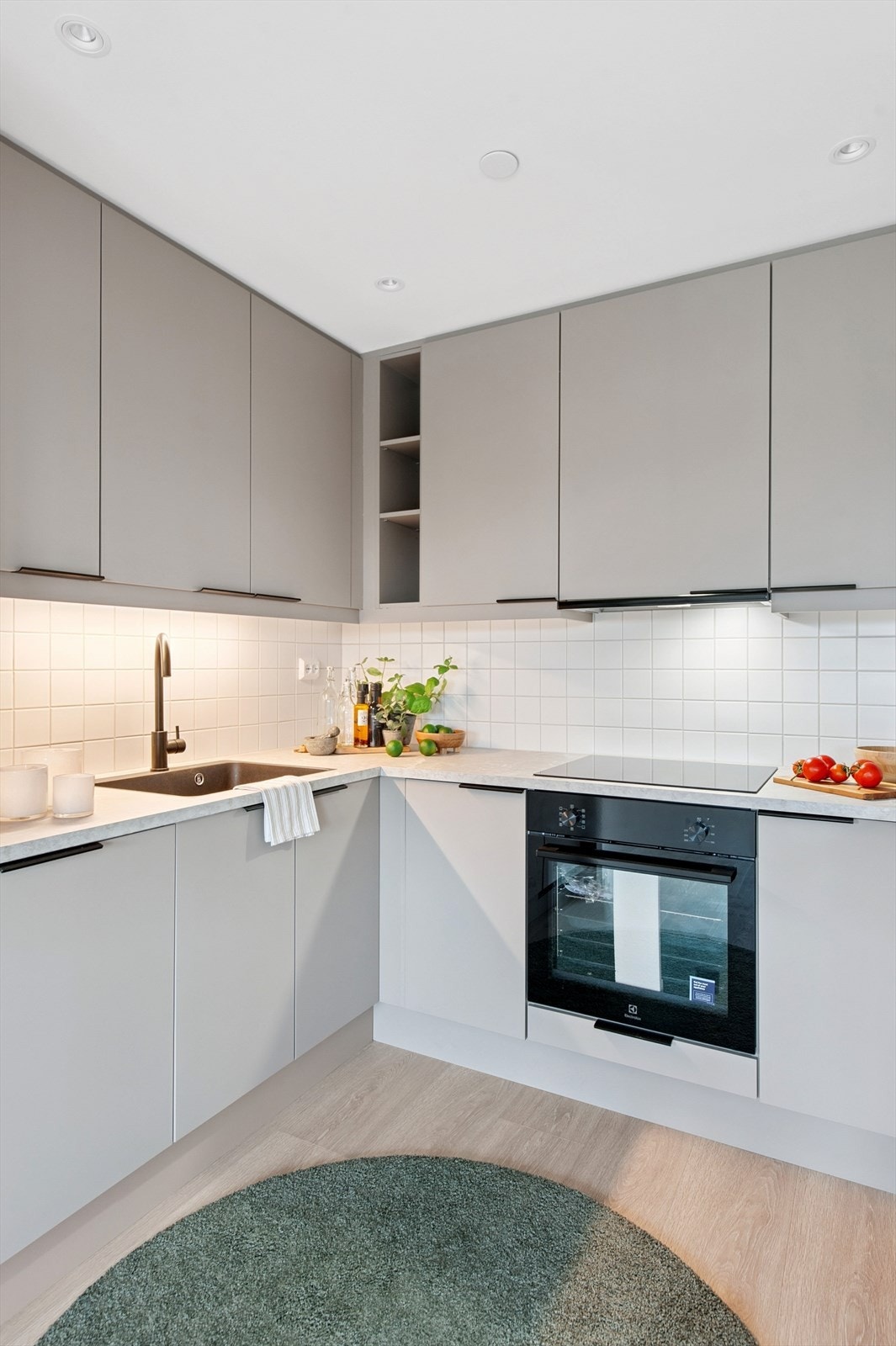 Kjøl-/fryseskap, oppvaskmaskin, komfyr og topplate er integrert. Galleribilde