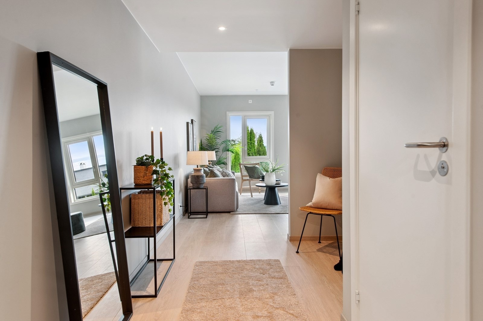 Velkommen inn! Romslig entré med praktisk bod/teknisk rom, gjestebad med dusj og nisje til garderobe. Galleribilde