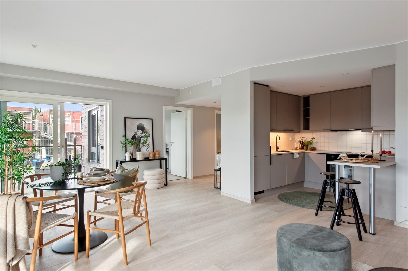 Kjøkkenet er trukket litt tilbake fra stuearealet. Integrerte hvitevarer. Brakkeriggen utenfor er nå fjernet og det er opparbeidet fin gjesteparkering. Galleribilde