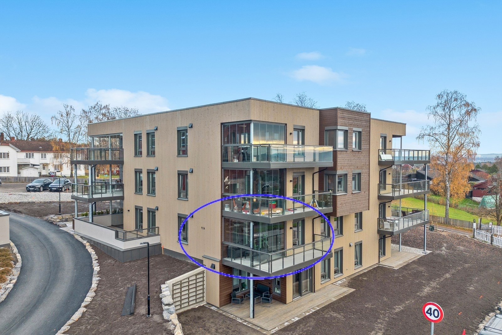 Prosjektet Nye Ajer Gard forener moderne arkitektur med områdets historiske karakter. Meget pent opparbeidet utomhus med asfalt, store kantsteiner, belysning og molok-system. Leiligheten har gangtunnel under til parkeringskjeller. Galleribilde