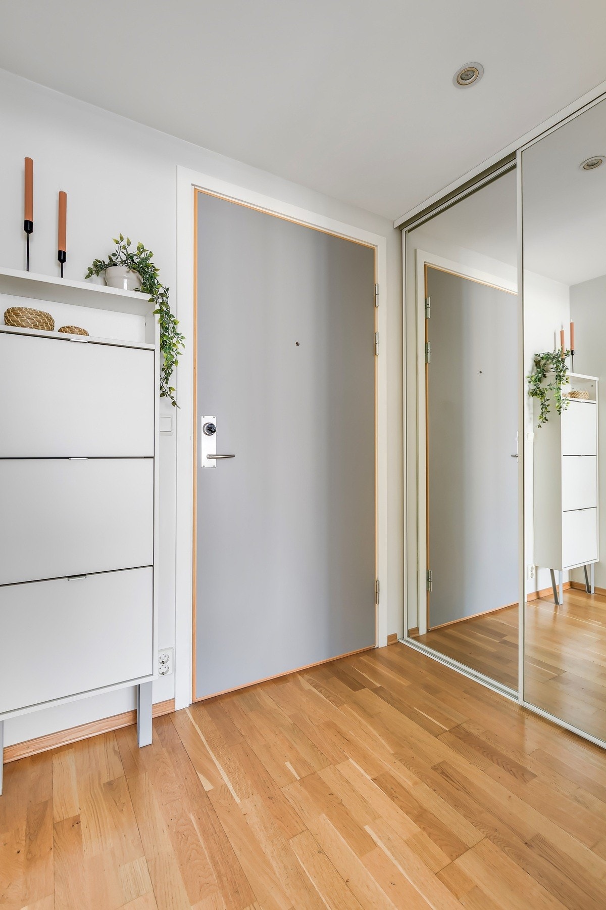 Innbydende entré med praktisk garderobeløsning Galleribilde