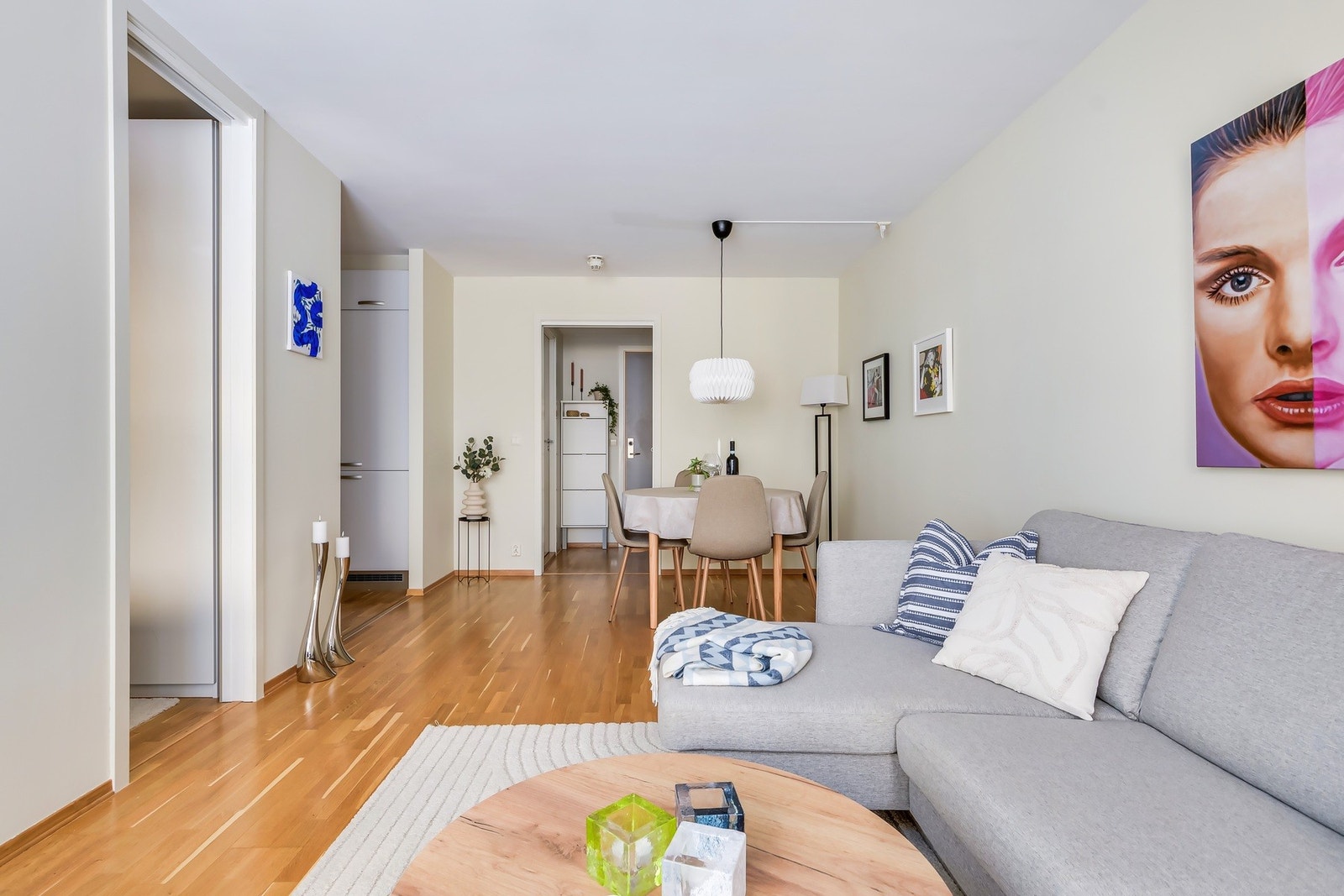 Delvis åpen løsning mellom stue og kjøkken skaper naturlige soner og en lun, hjemmekoselig atmosfære Galleribilde