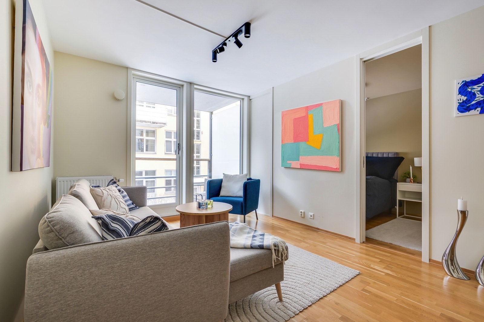 Stuen oppleves lys og luftig med store vindusflater. God plass til sofa med tilhørende møblement! Galleribilde