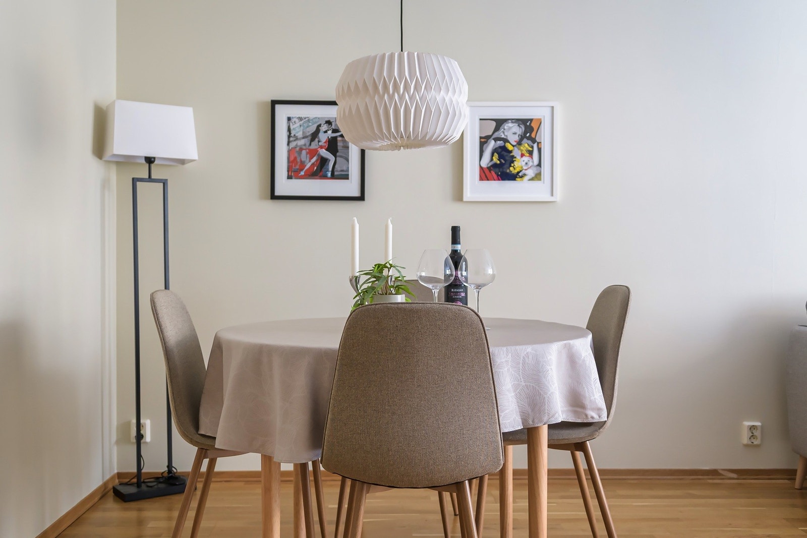 Spisebordet fungerer som et naturlig samlingspunkt - Her kan man samle venner og familie til et hyggelig måltid Galleribilde