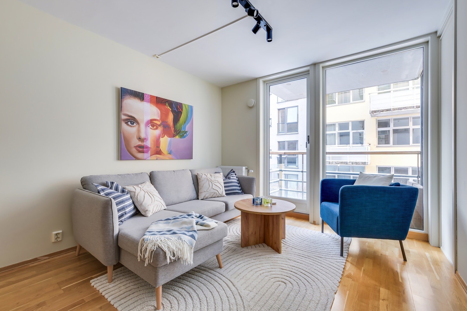 Dette er en rålekker 2-roms i nyere bygg, med høy standard, balkong og meget tilbaketrukket beliggenhet! Galleribilde