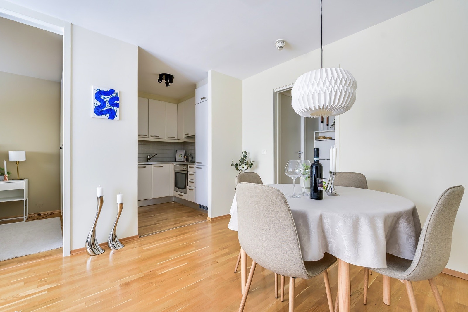 I tilknytning til kjøkkenet er det god plass til spisebord, perfekt for både hverdagsmåltider og sosiale sammenkomster Galleribilde