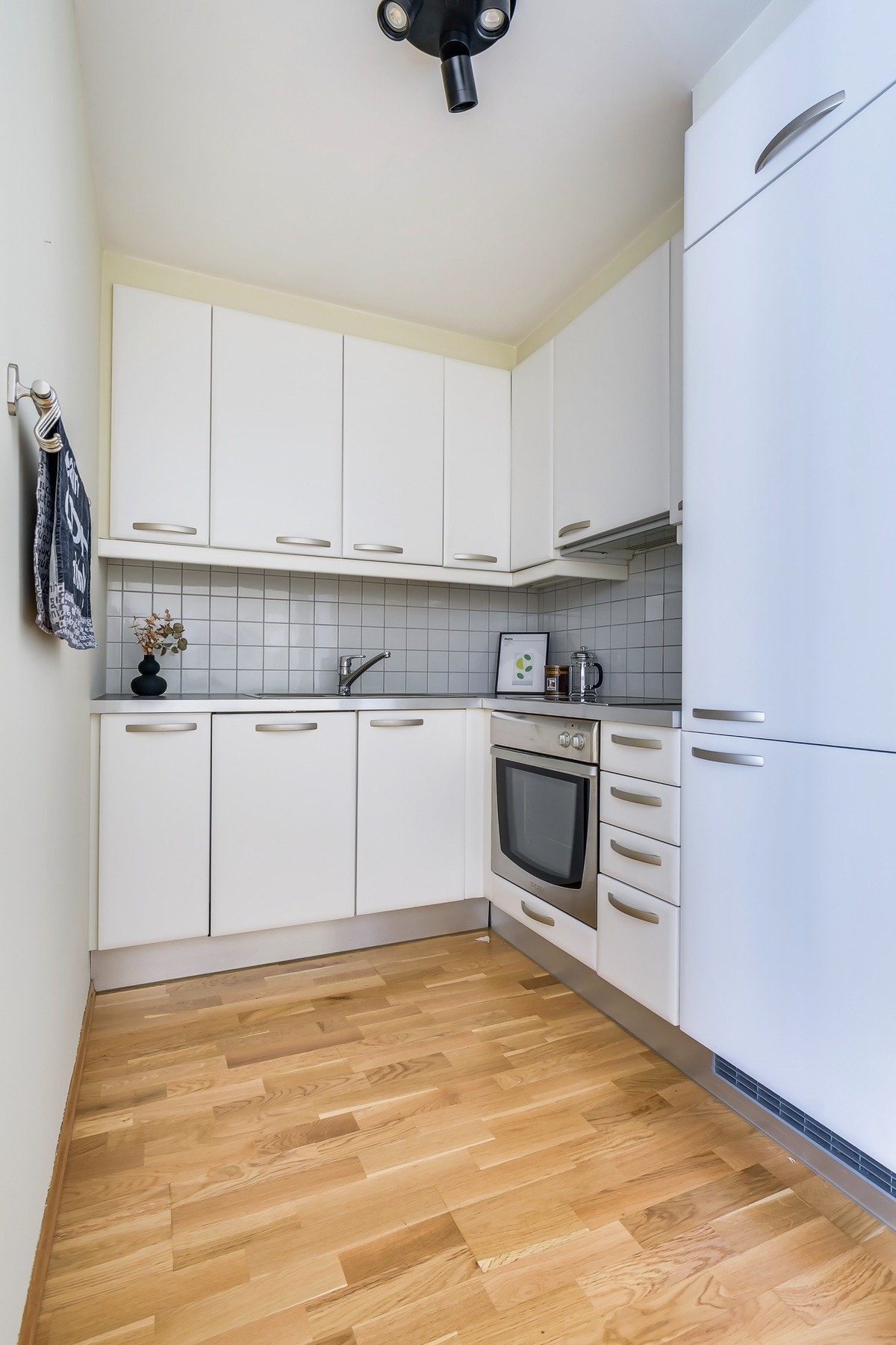 Integrerte hvitevarer med innfelt platetopp i benkeplate,
oppvaskmaskin og komfyr. Opplegg for frittstående kjøl-frys Galleribilde