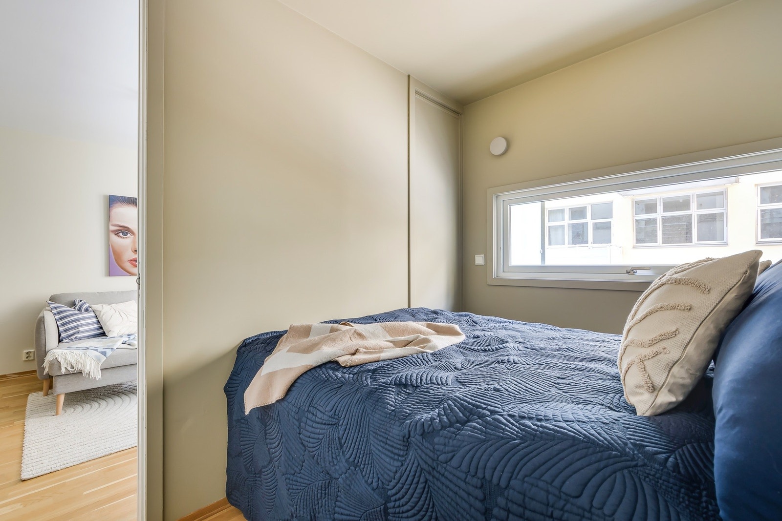 Rommet er malt i en lun og delikat fargetone Galleribilde