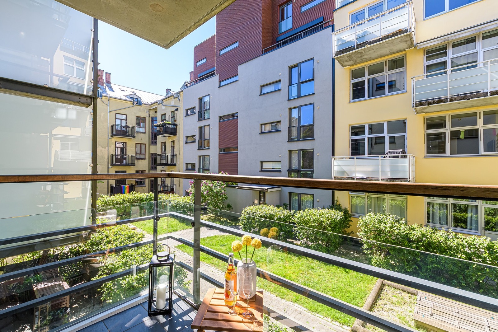 Koselig utsyn over sameiets fellesområder Galleribilde