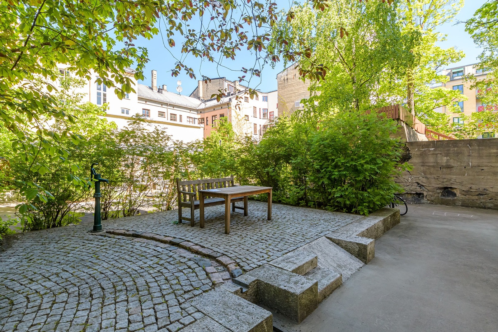 Trivelig bomiljø med sittebenker og grønne omgivelser Galleribilde